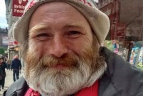 Adolescente raccoglie 5.000 euro per l’operazione al cuore di un senzatetto