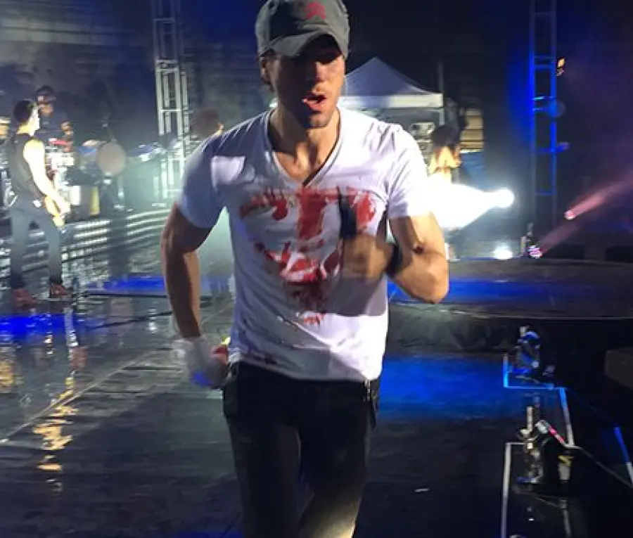 Enrique Iglesias, incidente a Tijuana: drone gli ferisce mano