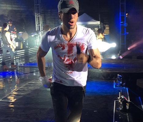 Enrique Iglesias, incidente a Tijuana: drone gli ferisce mano