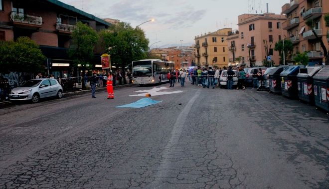Roma, non si fermano all'alt della Polizia e travolgono 8 persone