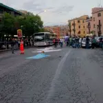 Roma, non si fermano all'alt della Polizia e travolgono 8 persone