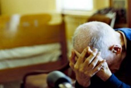 Si finge innamorata di un 70enne e si inventa un trapianto per derubarlo