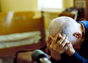 Poveri anziani italiani! Mangiano cibi scaduti o di infima qualità