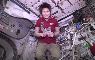 Samantha Cristoforetti augura buonanotte con fiaba di Gianni Rodari