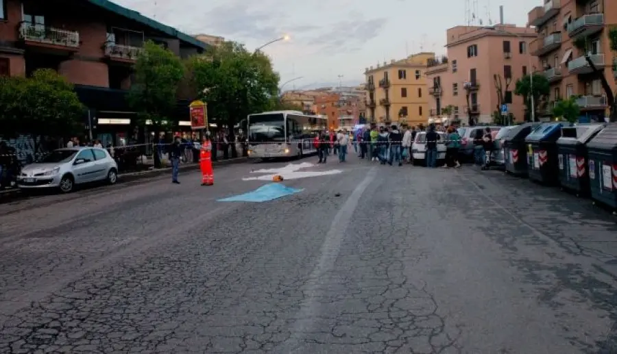 Roma, non si fermano all'alt della Polizia e travolgono 8 persone