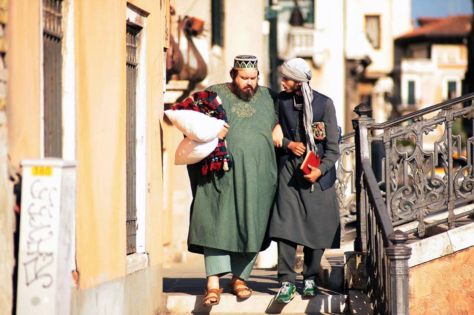 "Pitza e datteri", Kamkari presenta commedia sull'integrazione