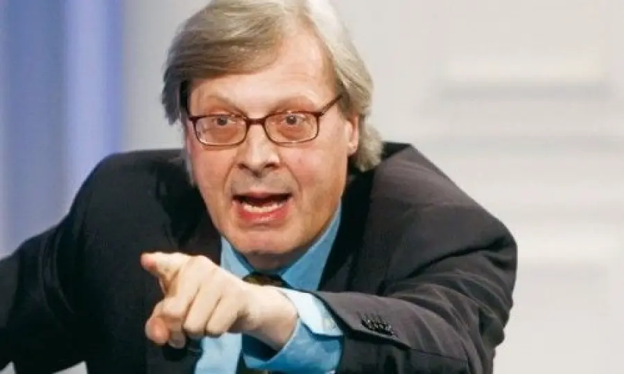 Vittorio Sgarbi picchiato a Napoli: ferita all'occhio