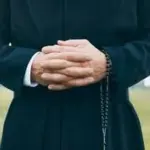 Roma, finto prete chiedeva soldi ai passanti: denunciato