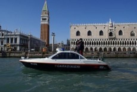 Venezia, ladro ruba motoscafo: inseguimento tra i canali
