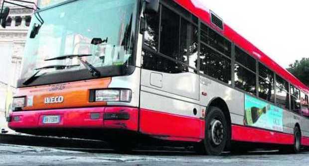 Roma, autobus Atac si schianta contro albero: 10 feriti