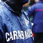 Napoli: spara dal balcone di casa e si circonda di bombole