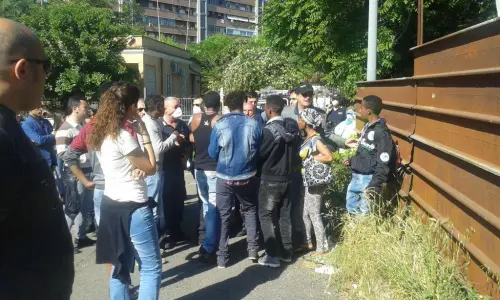 Ponte Mammolo, rifugiati protestano dopo allontanamento da insediamento abusivo