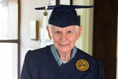 19enne si iscrive all'Università, ma si laurea a 94 anni