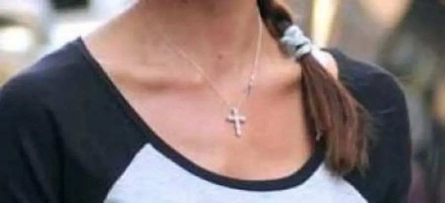 Terni, indossa crocifisso: studentessa picchiata da africano