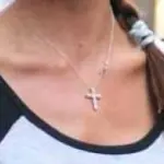 Terni, indossa crocifisso: studentessa picchiata da africano