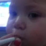 Posta su Instagram foto del figlio di 1 anno con la sigaretta: scandalo