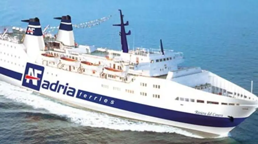 Bari, traghetto 'Francesca' in fiamme: equipaggio doma incendio