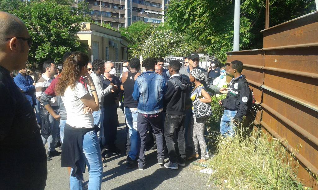 Ponte Mammolo, rifugiati protestano dopo allontanamento da insediamento abusivo
