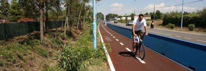 Roma, percorrono pista ciclabile e cadono in burrone: bimbi salvati