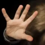 Botte e minacce agli alunni, sospesa maestra elementare in Calabria