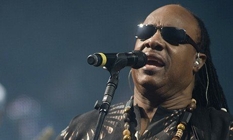 Stevie Wonder: 65 anni e carriera spettacolare, collaborò con Pavarotti
