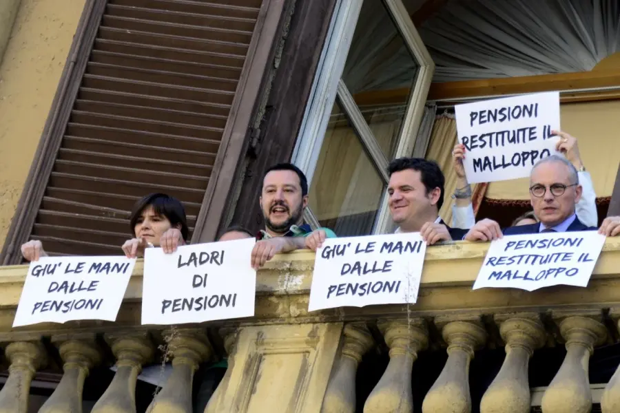 Pensioni, Salvini protesta dinanzi Ministero Economia: "Italiani derubati"