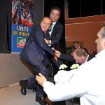 Silvio Berlusconi non vede predellino: caduta a Genova, illeso