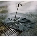 Lascia ombrello rotto per strada, davanti casa: 87enne multata