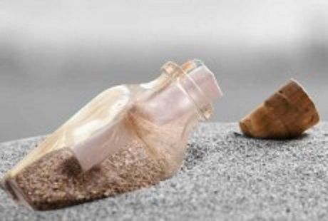 Gettano in mare una bottiglia con messaggio, 40 anni dopo arriva la risposta