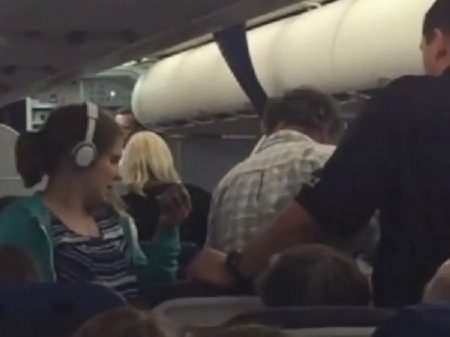 Pilota si rifiuta di volare con ragazzina autistica: costretta a scendere