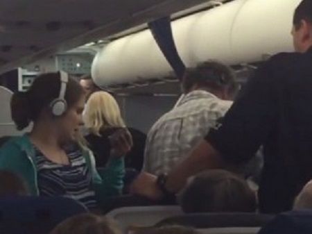 Pilota si rifiuta di volare con ragazzina autistica: costretta a scendere