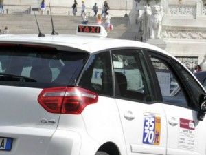 Roma, tassista violentata e derubata. Salvini: 