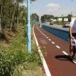 Roma, percorrono pista ciclabile e cadono in burrone: bimbi salvati