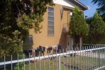 Mara Gambato, nonnina altruista: accoglie migranti nella sua villa