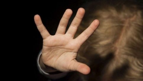 Botte e minacce agli alunni, sospesa maestra elementare in Calabria