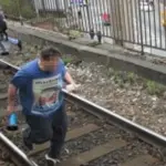 Lega il cane ai binari per farlo investire: salvato da uno sconosciuto