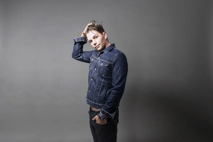 Enrico Nigiotti invita giovani a non mollare con "Ora che non è tardi"