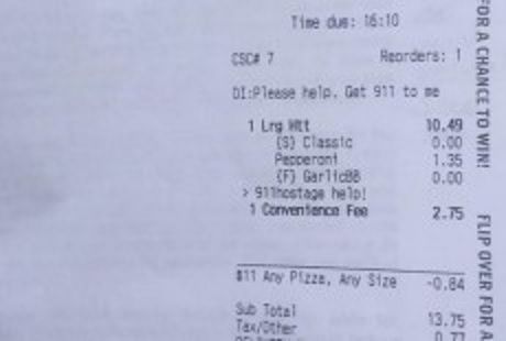 Segregata in casa coi figli, si salva ordinando una pizza online