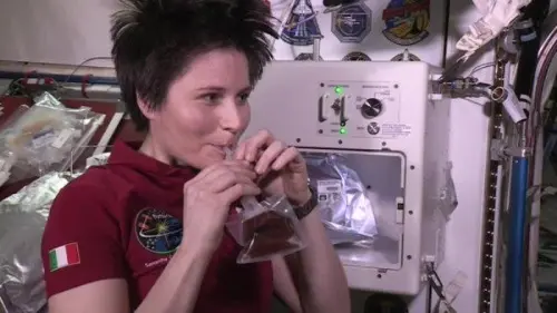 Samantha Cristoforetti sorseggia caffè sulla ISS: relax e lavoro