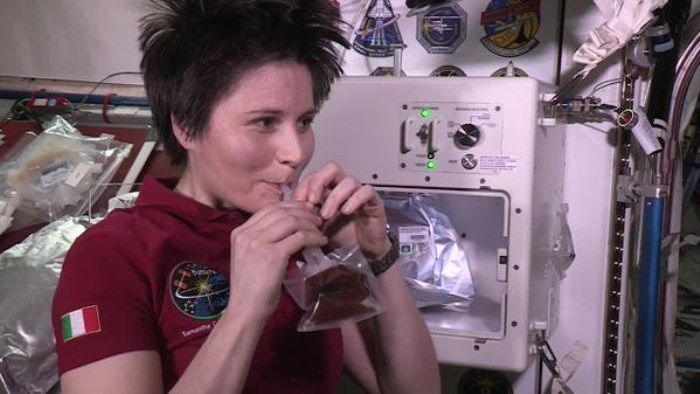 Samantha Cristoforetti sorseggia caffè sulla ISS: relax e lavoro