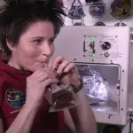 Samantha Cristoforetti sorseggia caffè sulla ISS: relax e lavoro