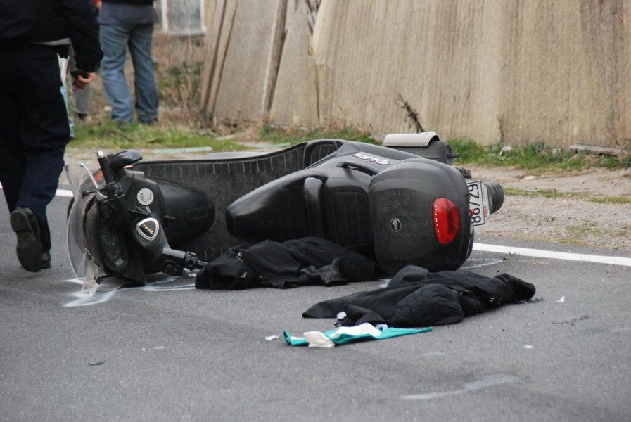 Roma, centauro cade e muore sull'Ardeatina: ferite profonde