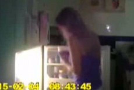 Detergenti e sputi nel cibo delle coinquiline, studentessa 22enne arrestata