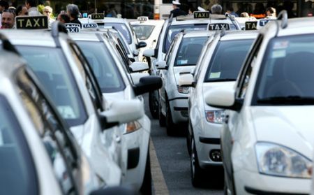 Tassista picchiato e rapinato da rom: brutalità a Roma