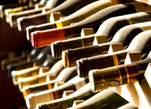 Alcolici nemici del girovita: calorie vanno indicate sulle bottiglie