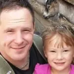 Uccide la figlia di botte: l’aveva presa in affido 3 mesi prima, per i soldi