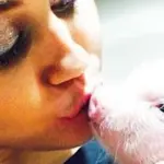 Miley Cyrus e Patrick Schwarzenegger si lasciano: popstar bacia maialino