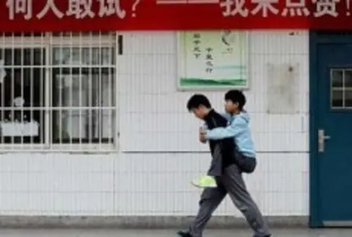 Da 3 anni porta in braccio fino a scuola l’amico disabile