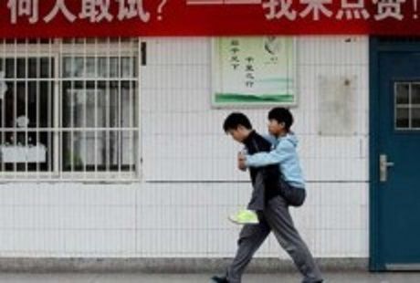 Da 3 anni porta in braccio fino a scuola l’amico disabile