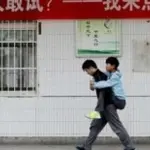 Da 3 anni porta in braccio fino a scuola l’amico disabile